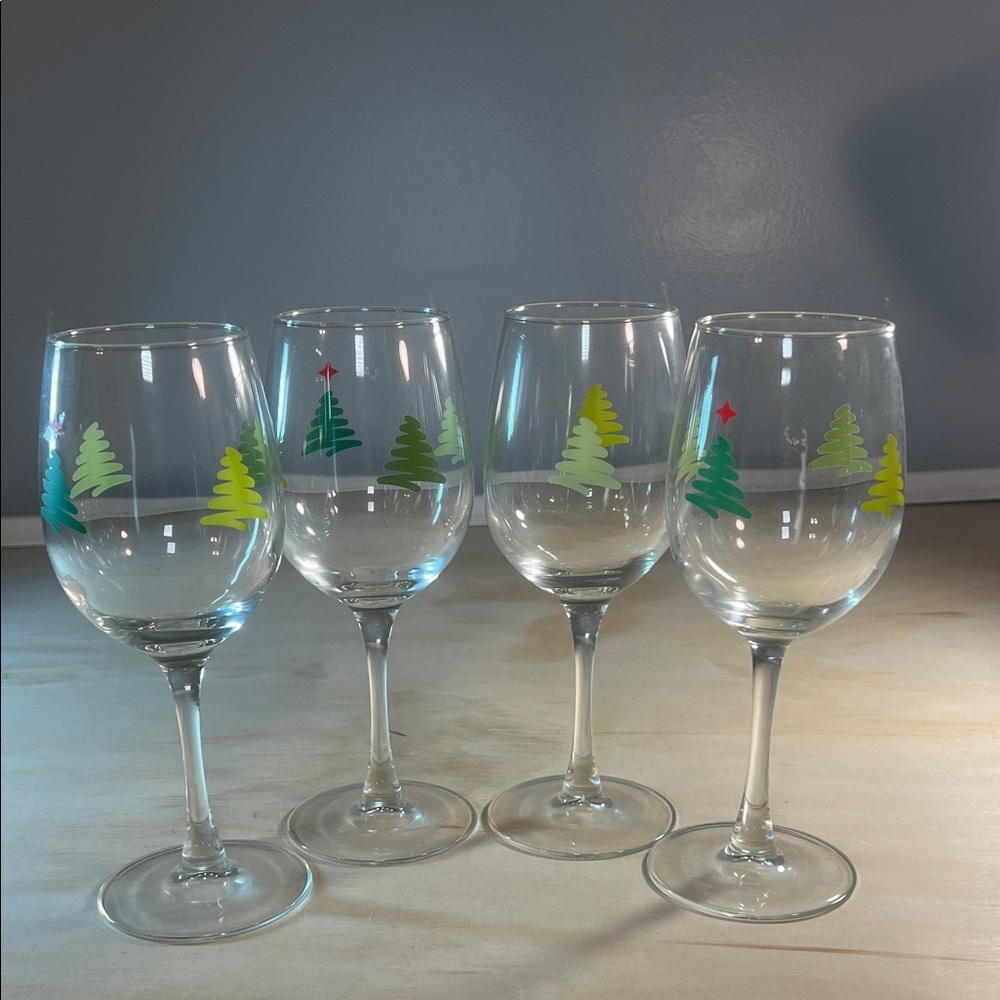 Festive Wine Glass Set of 4 with Tree Design
